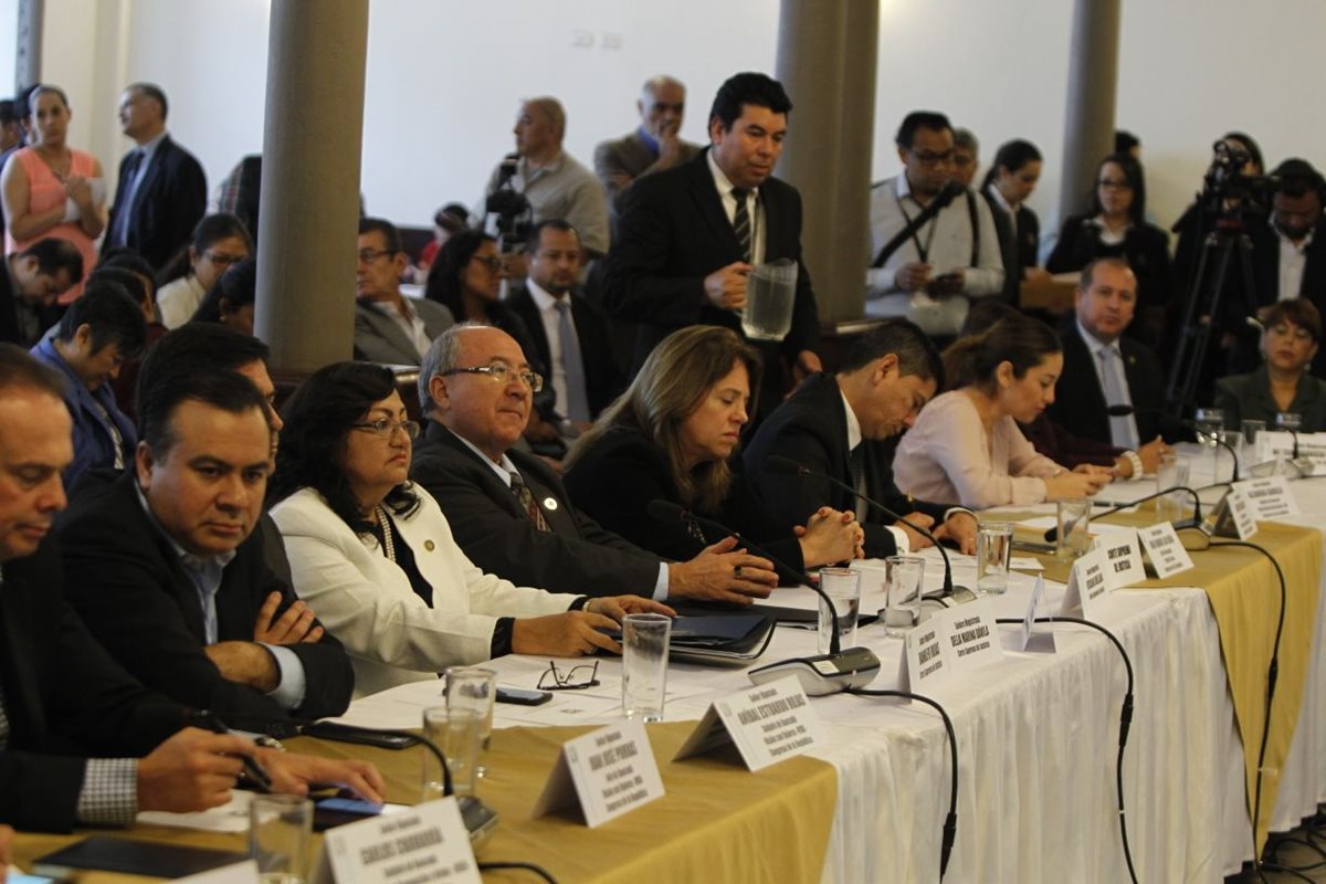 Los magistrados fueron recibidos por la Junta Directiva del Congreso. (Foto Prensa Libre: Paulo Raquec)