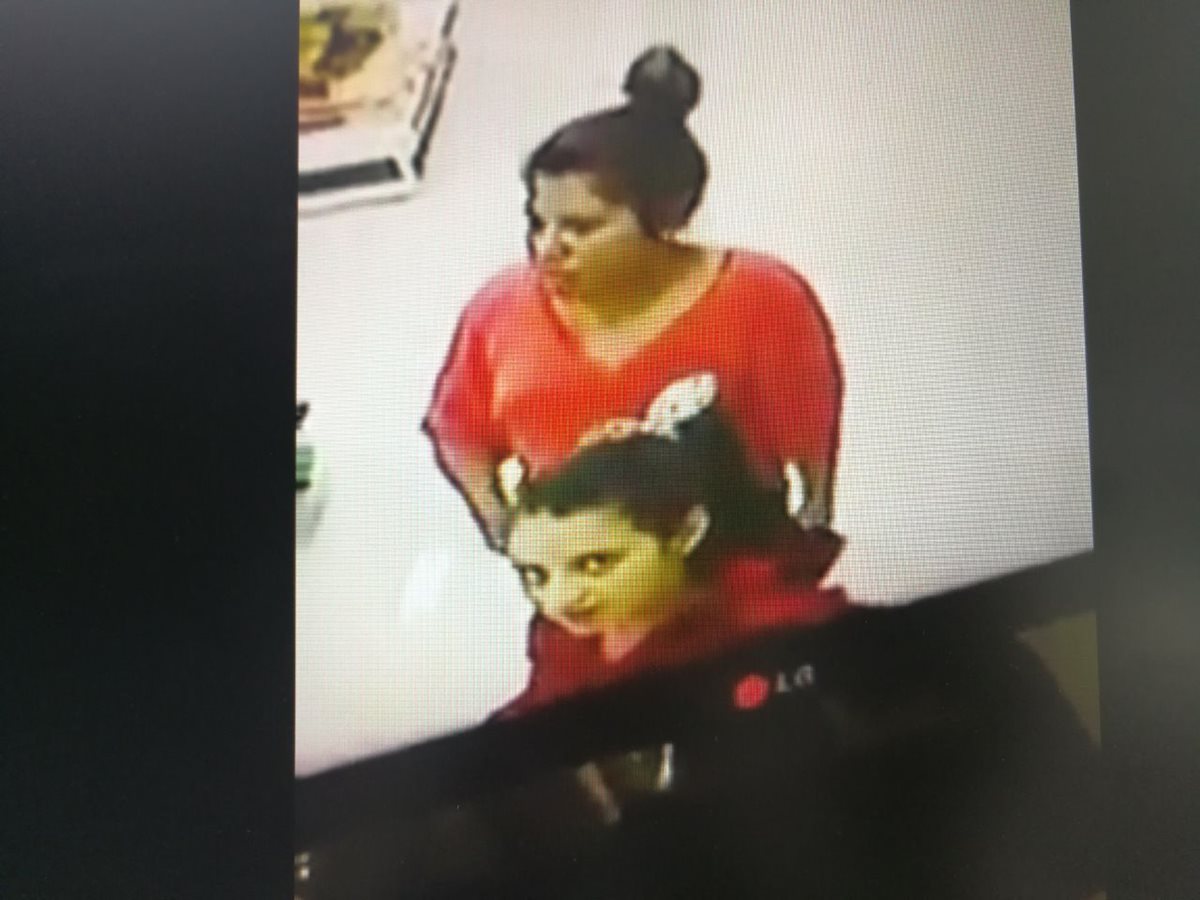 Una de las mujeres observa la cámara de videovigilancia en un supermercado de Salamá, Baja Verapaz, donde cometieron un robo. (Foto Prensa Libre: Baja Verapaz Digital)