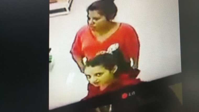 Una de las mujeres observa la cámara de videovigilancia en un supermercado de Salamá, Baja Verapaz, donde cometieron un robo. (Foto Prensa Libre: Baja Verapaz Digital)