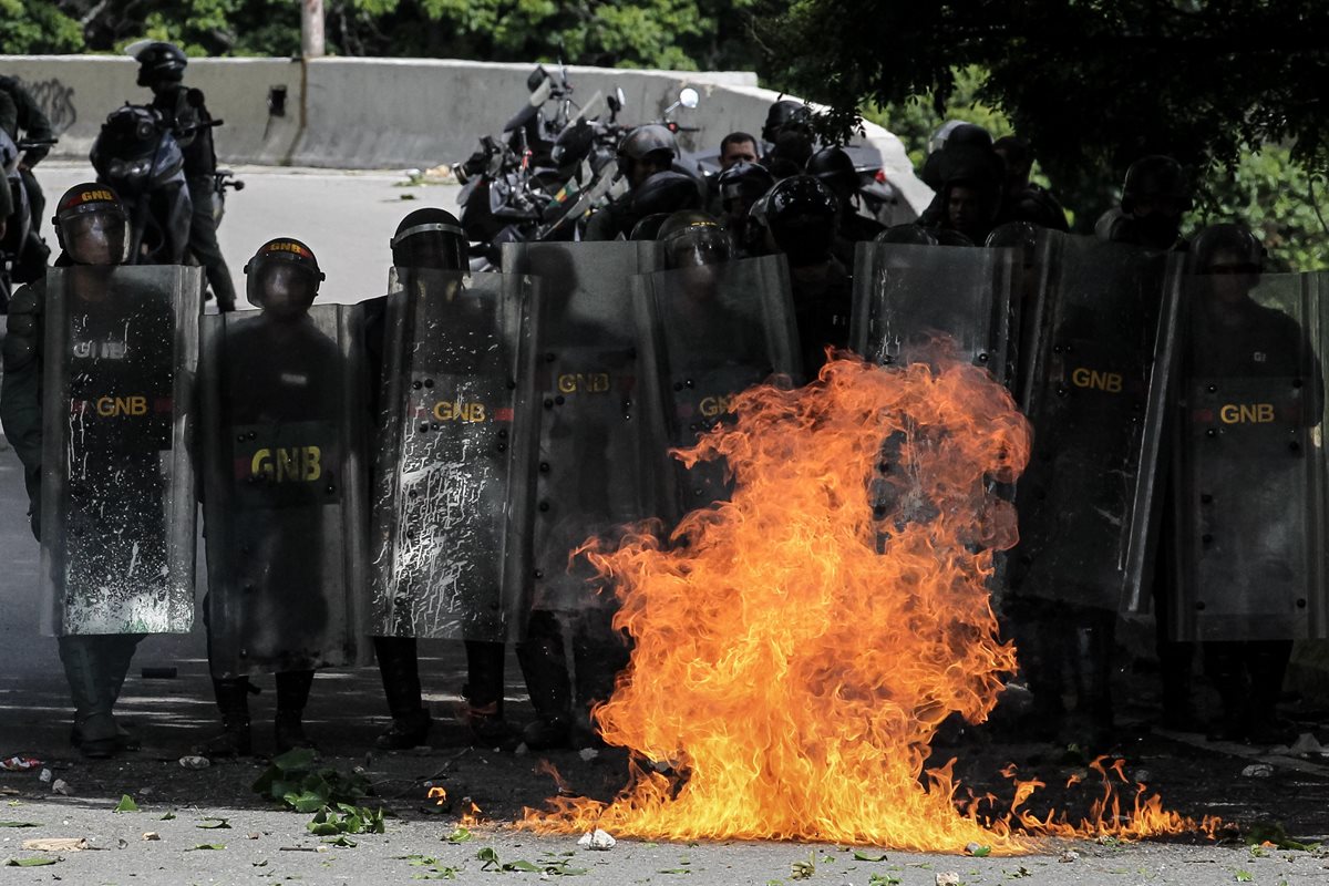 Efectivos de la Guardia Nacional Bolivariana (GNB) enfrentan a un grupo de manifestantes durante una manifestación antigubernamental el viernes 28 de julio de 2017, en Caracas Venezuela. (Foto, Prensa Libre: EFE)