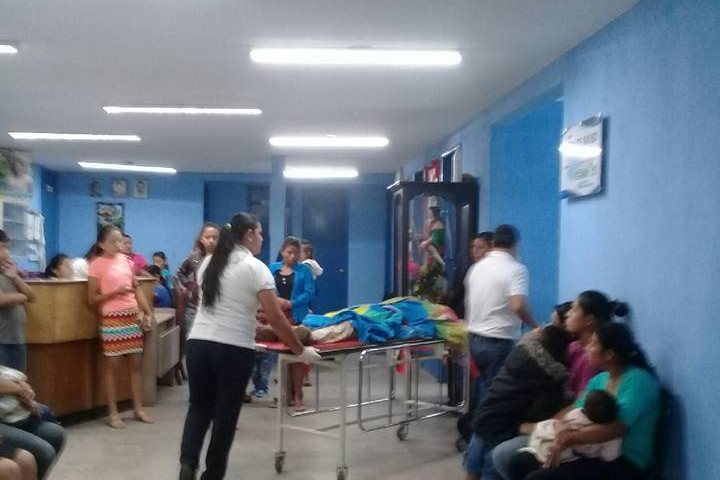 Los jóvenes murieron minutos después de haber sido ingresados en el centro de Salud en Esquipulas. (Foto Prensa Libre: Mario Morales)