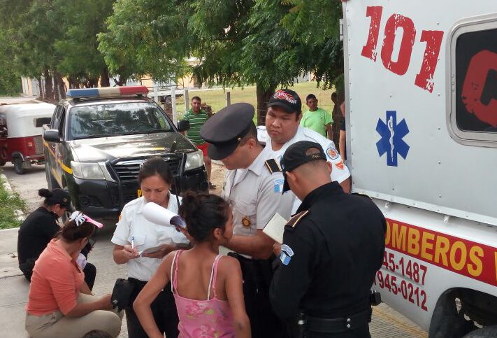 Una de las niñas rescatadas brinda declaraciones a los agentes de la PNC y socorristas. (Foto Prensa Libre: Hugo Oliva)