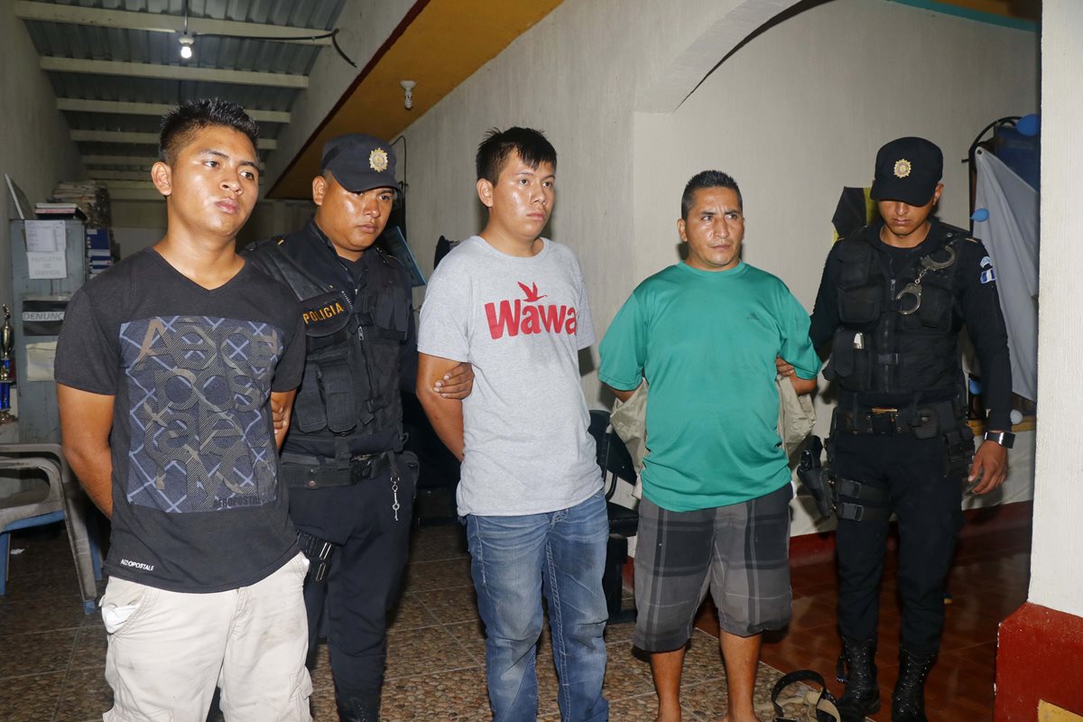 Los detenidos fueron llevados a la subestación de la PNC de Santa Cruz Muluá, Retalhuleu. (Foto Prensa Libre: Rolando Miranda)
