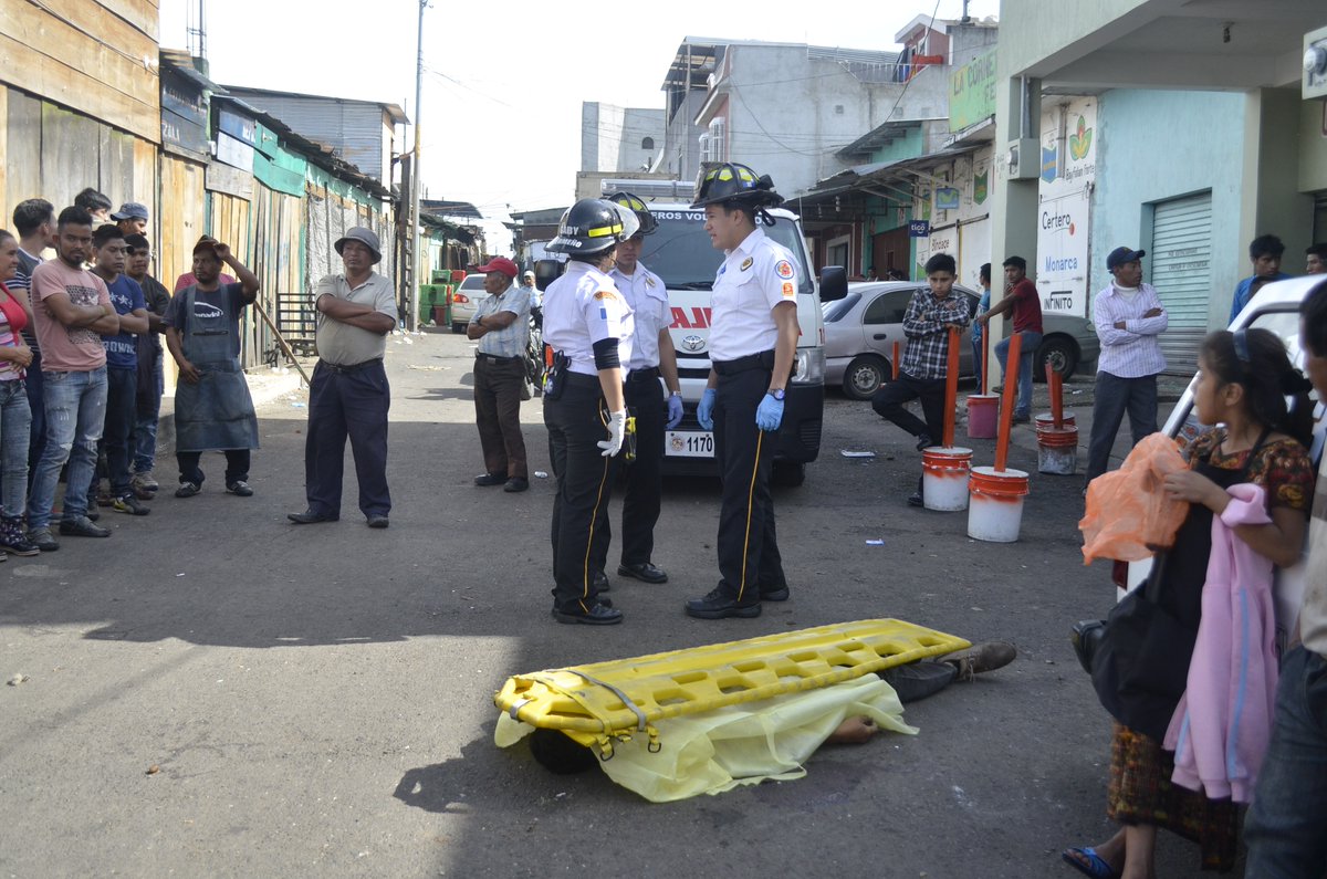 Un hombre no identificado murió baleado en la zona 4. Se desconocen las causas. (Foto Prensa Libre: Bomberos Municipales).