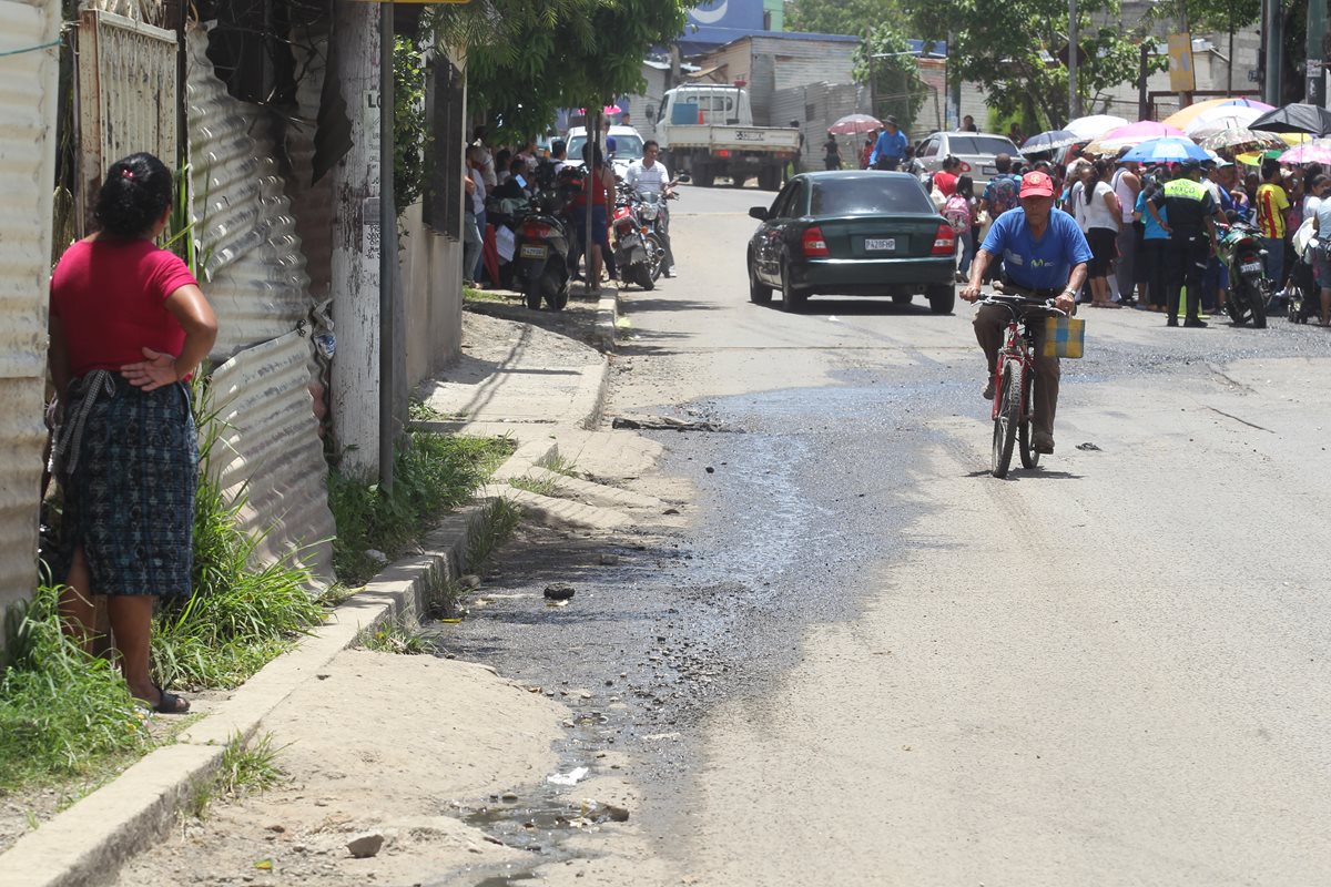 Queja de vecinos por falta de drenaje en el barrio San Antonio, Mixco