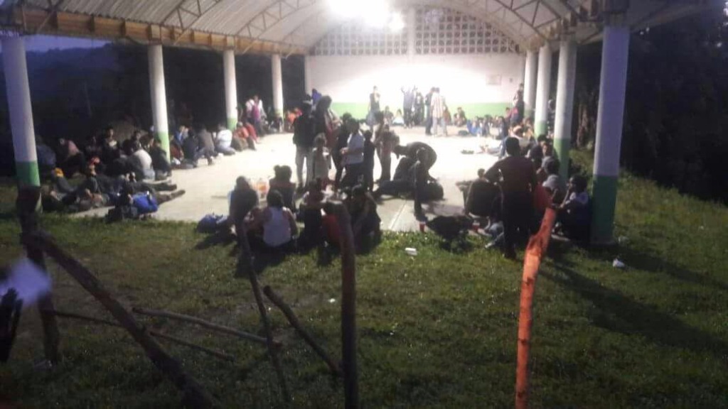 Migrantes fueron rescatados de un tráiler en México. (Foto Prensa Libre: Diario La Jornada)