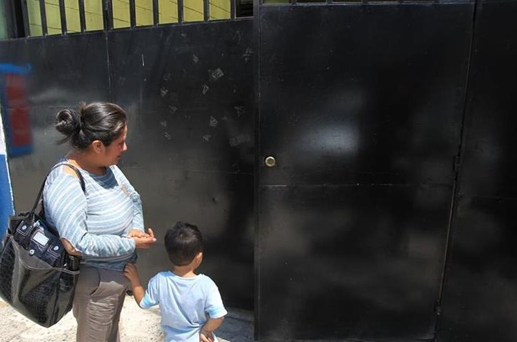 Una madre de familia busca información en el centro Álida España para que atiendan a su hijo, pero le informaron que no hay citas. (Foto Prensa Libre: Hemeroteca PL).