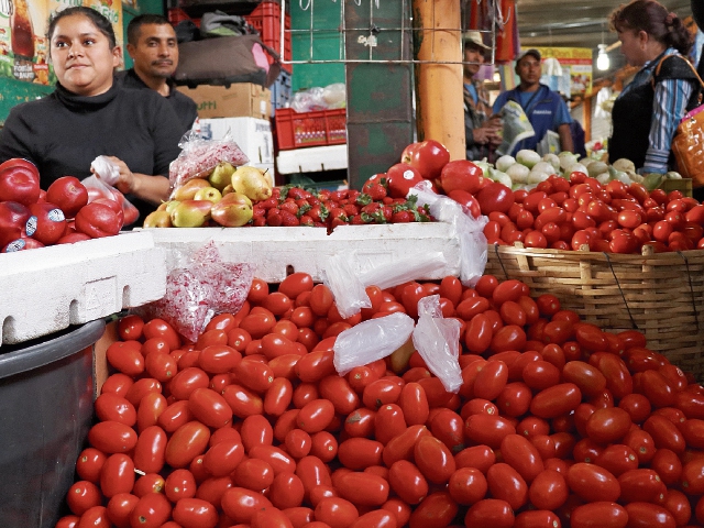Las amas de casa de Huehuetenango se quejaron ayer por el incremento desmedido de la libra de tomate. (Foto Prensa Libre: Mike Castillo)