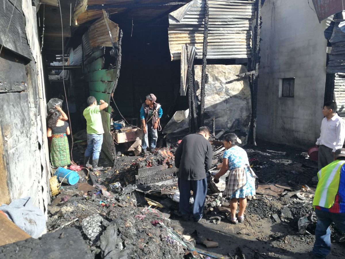 Al menos 30 locales se incendiaron la noche del lunes en el mercado La Terminal, zona 4 de la capital. (Foto Prensa Libre: Estuardo Paredes)