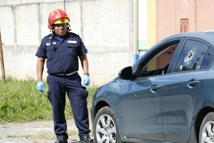 El abogado murió dentro de un automóvil que manejaba. (Foto Prensa Libre: Bomberos Municipales)