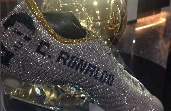 La empresa T Daniel diseñó los zapatos con diamantes para Cristiano como un regalo a la trayectoria. (Foto Redes).