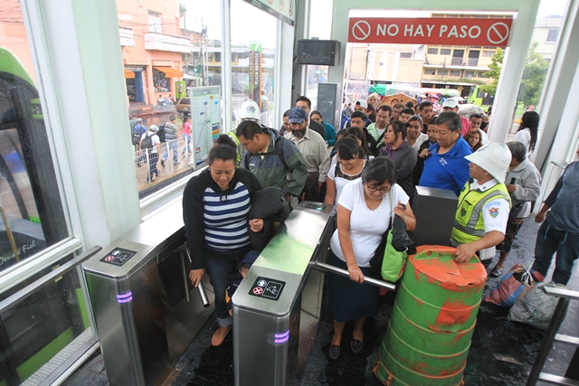 Usuarios de Transmetro usan los nuevos molinetes digitales que se instalaron en estaciones de la zona 1. (Foto Prensa Libre: Esbin García)