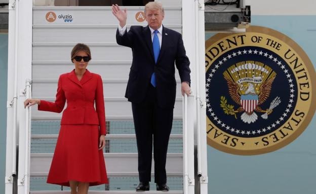 Donald Trump y Melania llegan a París. (Foto Prensa Libre: AFP)