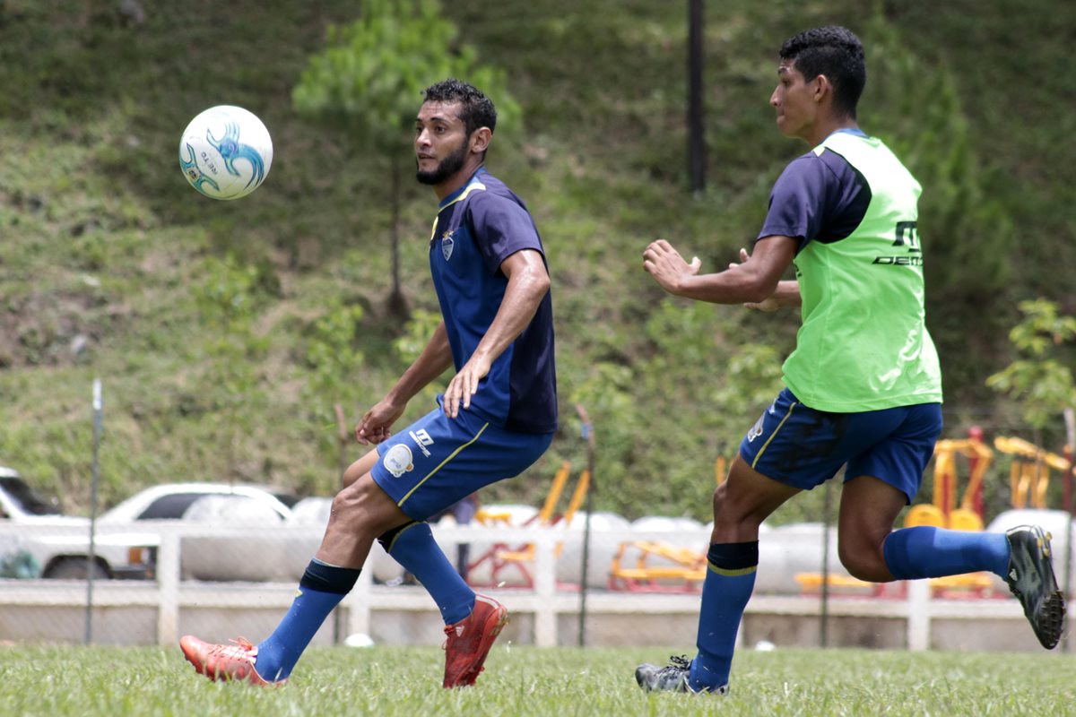 Edi Danilo Guerra, de Cobán Imperial, confía aportar con goles en el partido contra Municipal. (Foto Prensa Libre: Eduardo Sam)