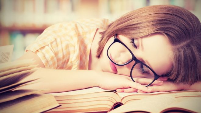 En la fase del sueño conocida como MOR o REM, el cerebro puede aprender información nueva, dicen los investigadores. GETTY IMAGES
