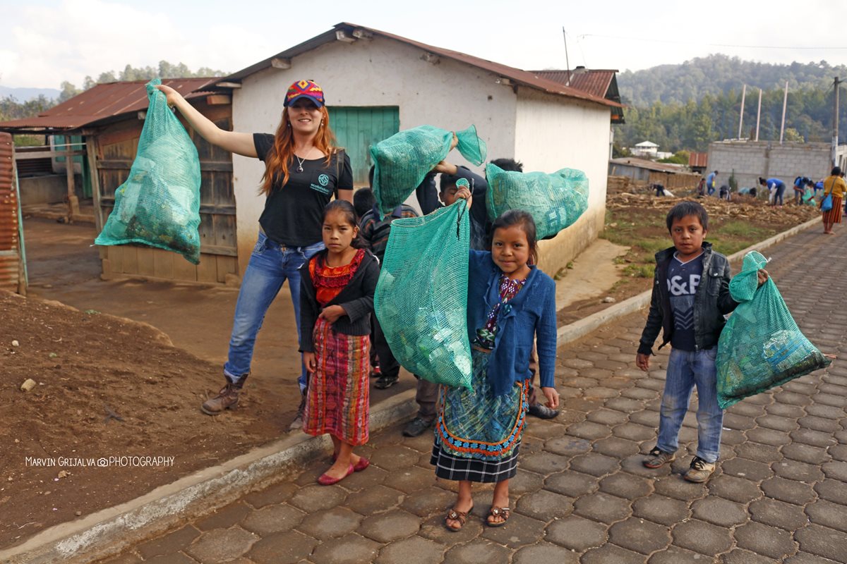 Los turistas participan en jornadas de limpieza en las comunidades que visitan. (Foto Prensa Libre: cortesía Marvin Grijalva)