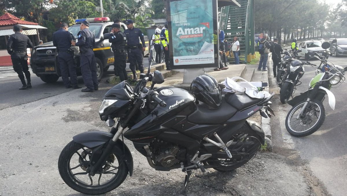 Motocicleta en la que viajaba un agente de PMT, que resultó herido durante un ataque armado en la zona 7 capitalina. (Foto Prensa Libre: Érick Ávila)