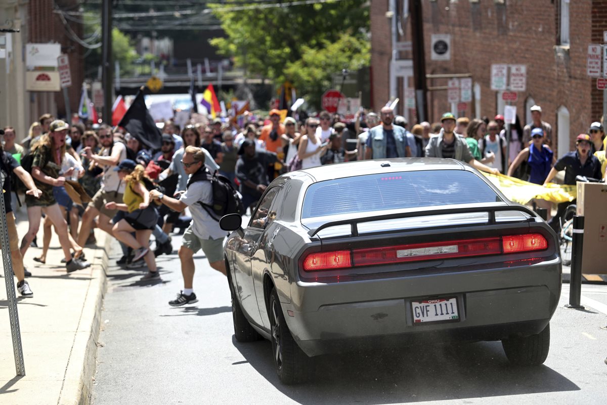 Momento en que el vehículo se dirige hacia los manifestantes en Charlottesville, Virginia. (Foto Prensa Libre: AP).