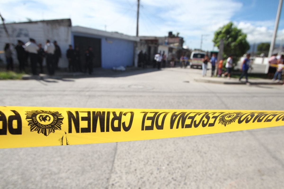 Un ataque armado en la colonia Alioto, zona 4 de Villa Nueva, le causó la muerte a la niña Emily Paredes Garzaro. (Foto Prensa Libre: Érick Ávila)
