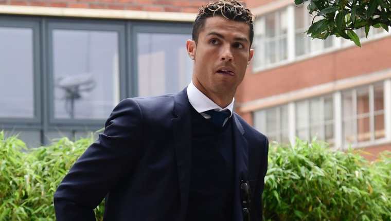 Cristiano Ronaldo afirma que le persigue la justicia española por su fama y nombre. (Foto Prensa Libre: AFP)