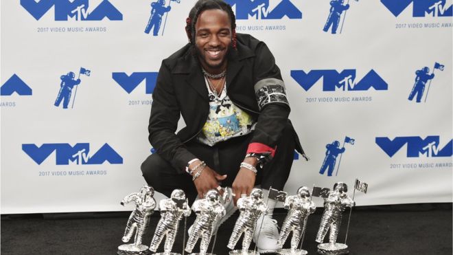 Kendrick Lamar logró 6 premios, entre ellos a video del año por "Humble". (GETTY IMAGES)