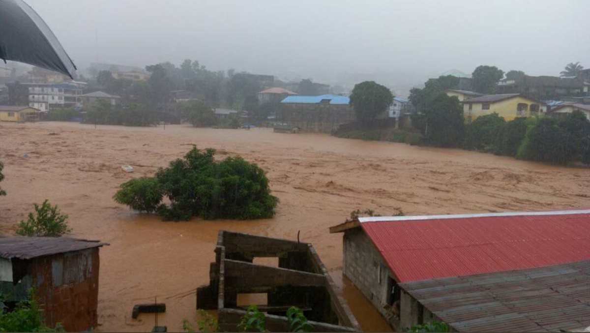 Entre las víctimas por las inundaciones en Sierra Leona hay decenas de niños. (Foto Prensa Libre: EFE)