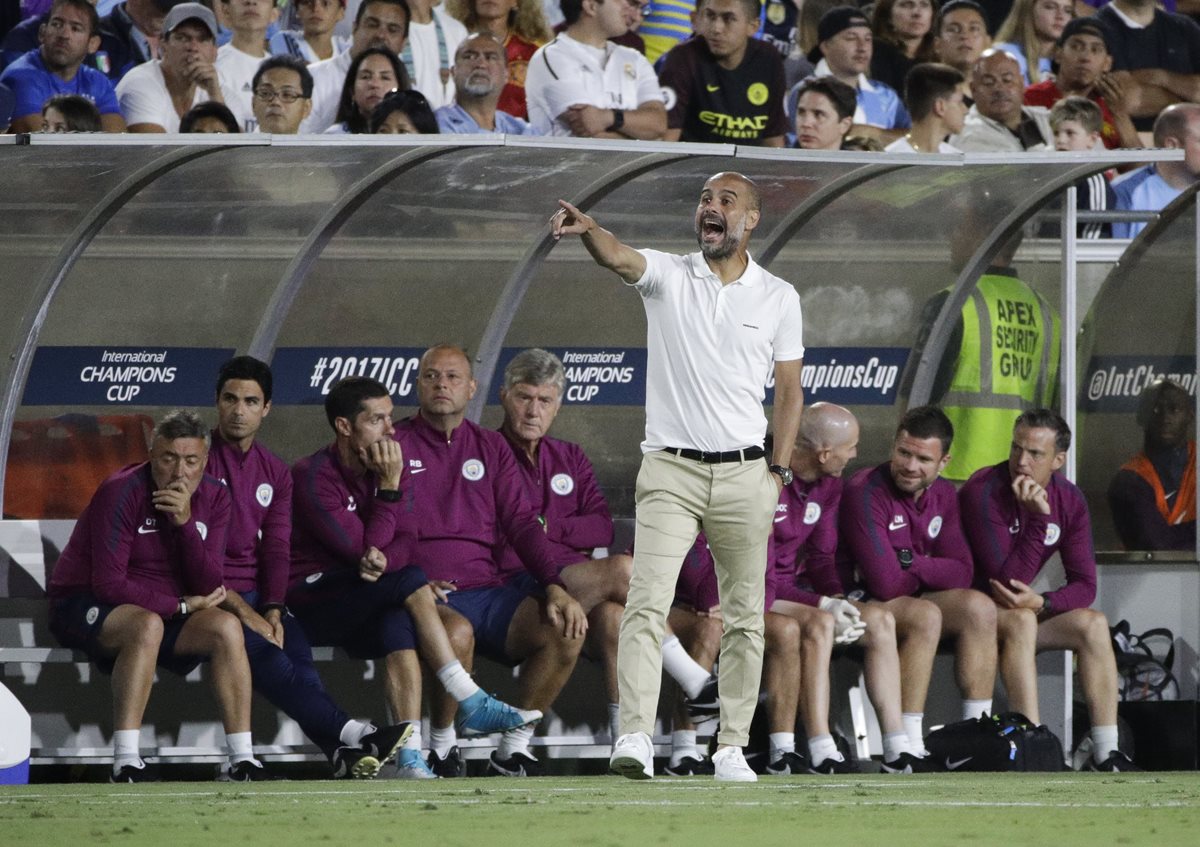 Pep Guardiola espera que su equipo encuentre un buen nivel previo al inicio de temporada. (Foto Prensa Libre: AFP)