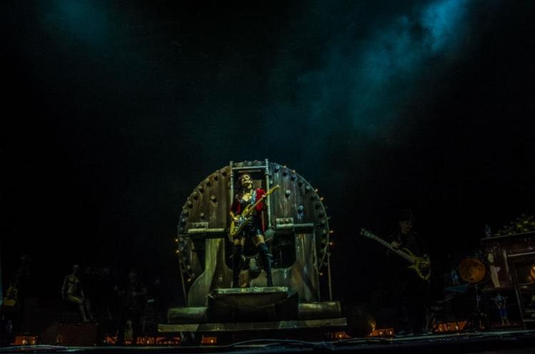 Suzy Correa participa como guitarrista y corista de Ricardo Arjona en su actual gira Circo Soledad. (Foto Prensa Libre: Cesar Santos @ByCasannova)