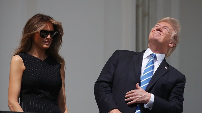 Trump olvidó tomar precauciones para ver el eclipse
