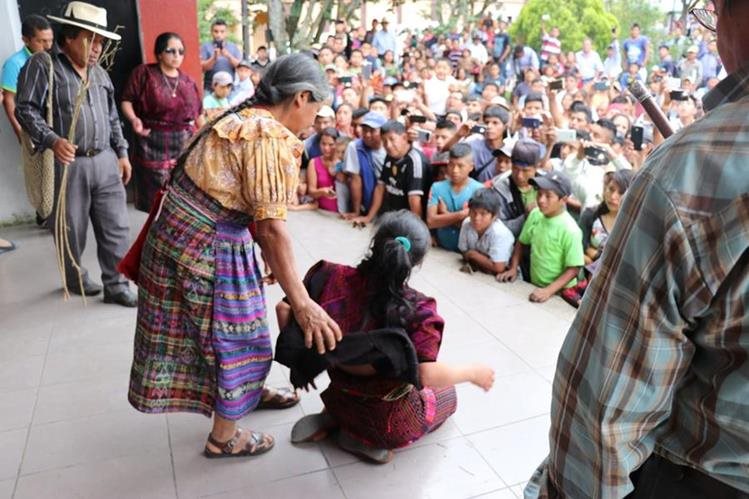 Juana Canil fue azotada en Santa Cruz del Quiché, luego que la sindicaran de haber robado un corte típico. (Foto Prensa Libre: Héctor Cordero)