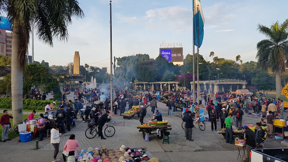 Manifestantes se reúnen en el Obelisco