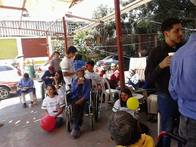Voluntarios de 40 Sonrisas durante una visita a un asilo. (Foto Prensa Libre. Cortesía).