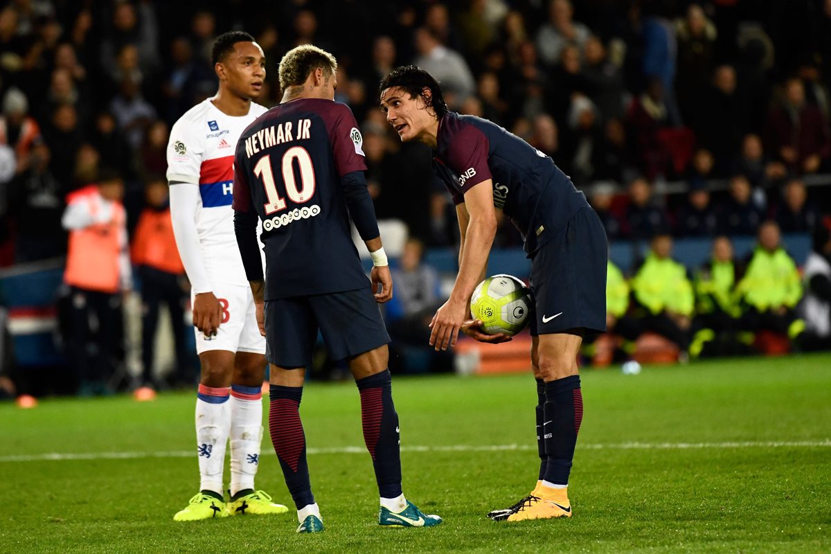 La imagen de Edinson Cavani diciéndole a Neymar que el tiraría el penalti se ha hecho viral. (Foto Prensa Libre: AFP)