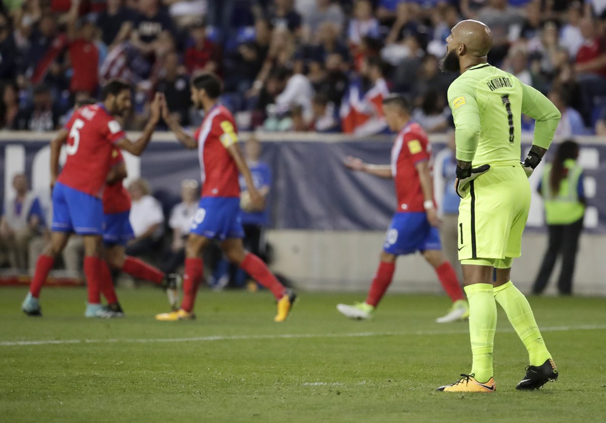 El portero estadounidense Tim Howard, luce desconsolado ante el festejo tico después del primer gol de Ureña. (Foto Prensa Libre: AP)