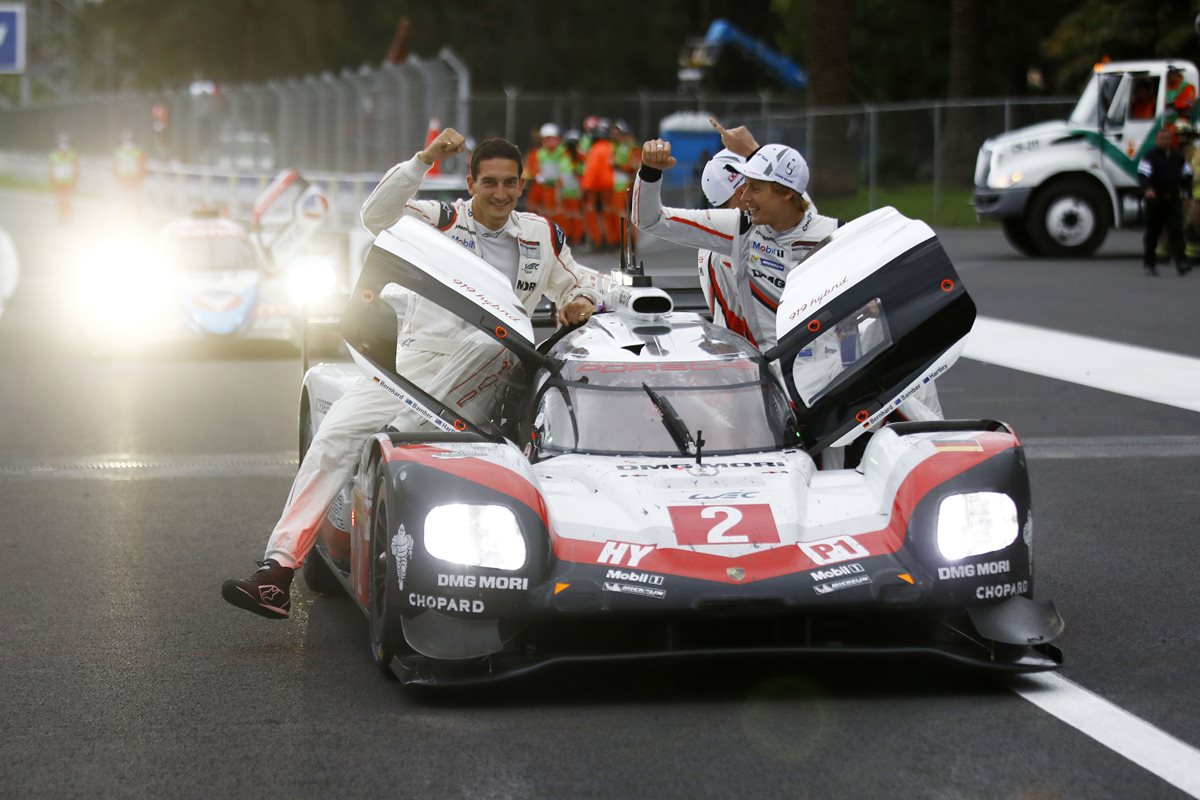 En el Porsche 919 Hybrid Earl Bamber, Timo Bernhard, Brendon Hartley y Kyle Wilson-Clarke celebran el triunfo. (Foto Prensa Libre: cortesía Porsche A.G.)