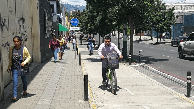 Un estudiante hace uso de la ciclovía. (Foto Prensa Libre: Oscar Felipe Q.)