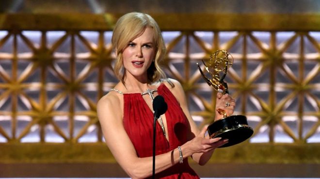 La actriz Nicole Kidman confirmó los pronósticos y obtuvo el Emmy a mejor actriz de miniserie de televisión. GETTY IMAGES