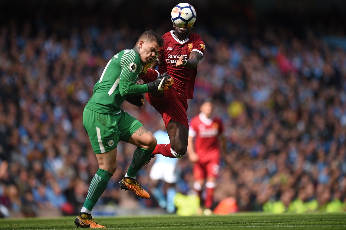 Sadio Mané en el momento que golpea el rostro de Ederson durante el partido entre el Manchester City y el Liverpool. (Foto Prensa Libre: AFP)