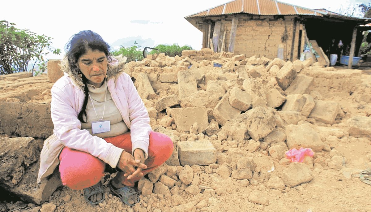 Clementina Areaga Roblero, junto a los escombros de la vivienda que habían construido con su esposo Luis López, en el cantón Nueva Esperancita, Majadas, Tacaná. (Foto Prensa Libre: Álvaro Interiano)