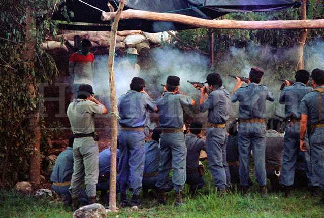 Ejecución de los reos Pedro Castillo y Roberto Girón por medio de fusilamiento, en la granja penal Canadá, en Escuintla el 13 de septiembre de 1996. (Foto: Hemeroteca PL)