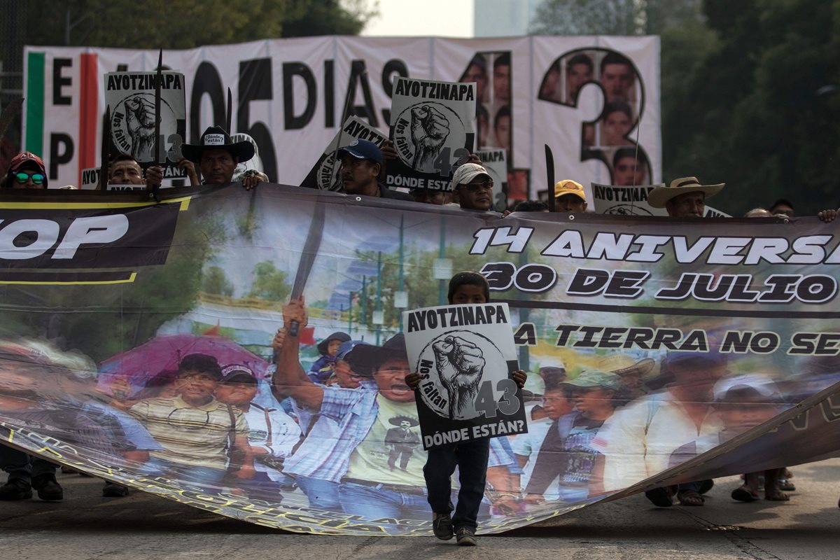 Familiares de los 43 estudiantes desaparecidos en septiembre de 2014 conmemoran el tercer aniversario de su desaparición en la Ciudad de México. (Foto Prensa Libre:AFP).