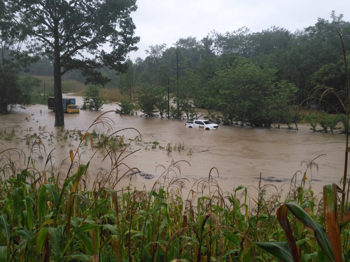 Un tramo de la Franja Transversal del Norte, en el km 428, Raxruhá, Alta Verapaz, quedó anegado por la lluvia de las últimas horas. (Foto Prensa Libre: Conred)