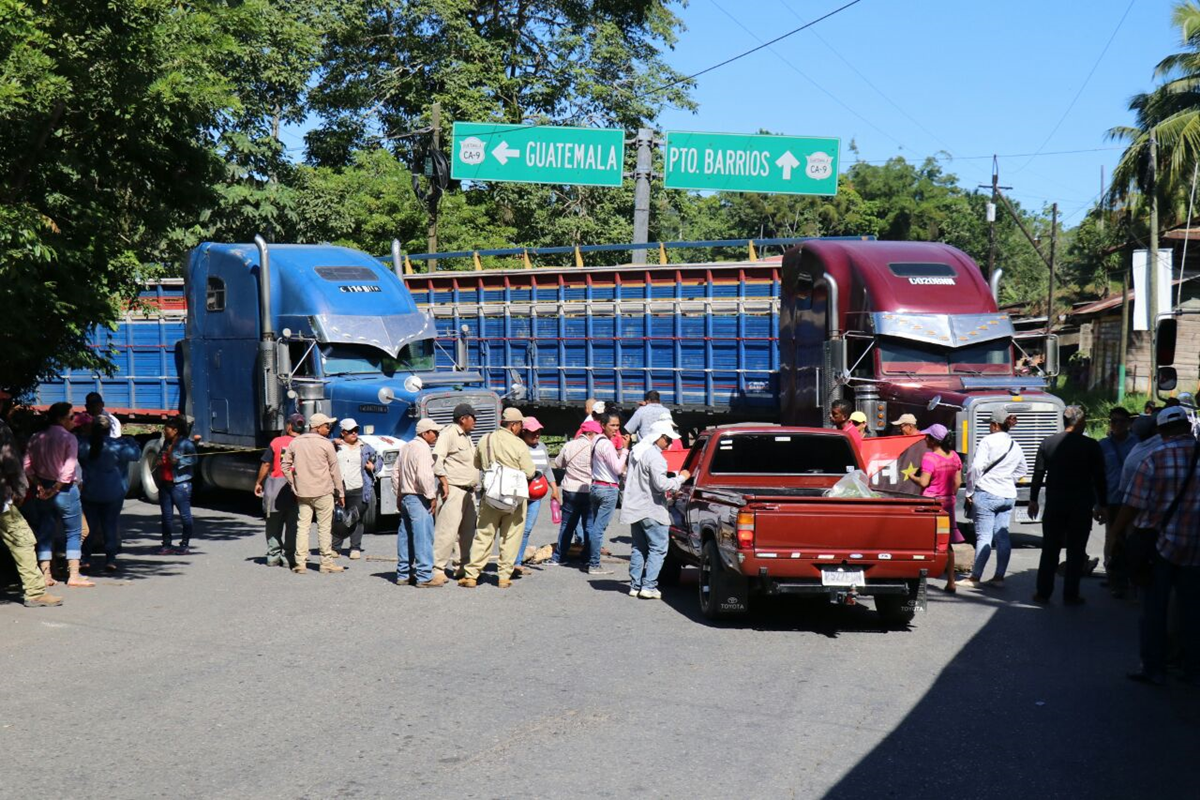 Bloqueo de salubristas en el Km 283 de la ruta a Petén, en Izabal. (Foto Prensa Libre: Dony Stewart)