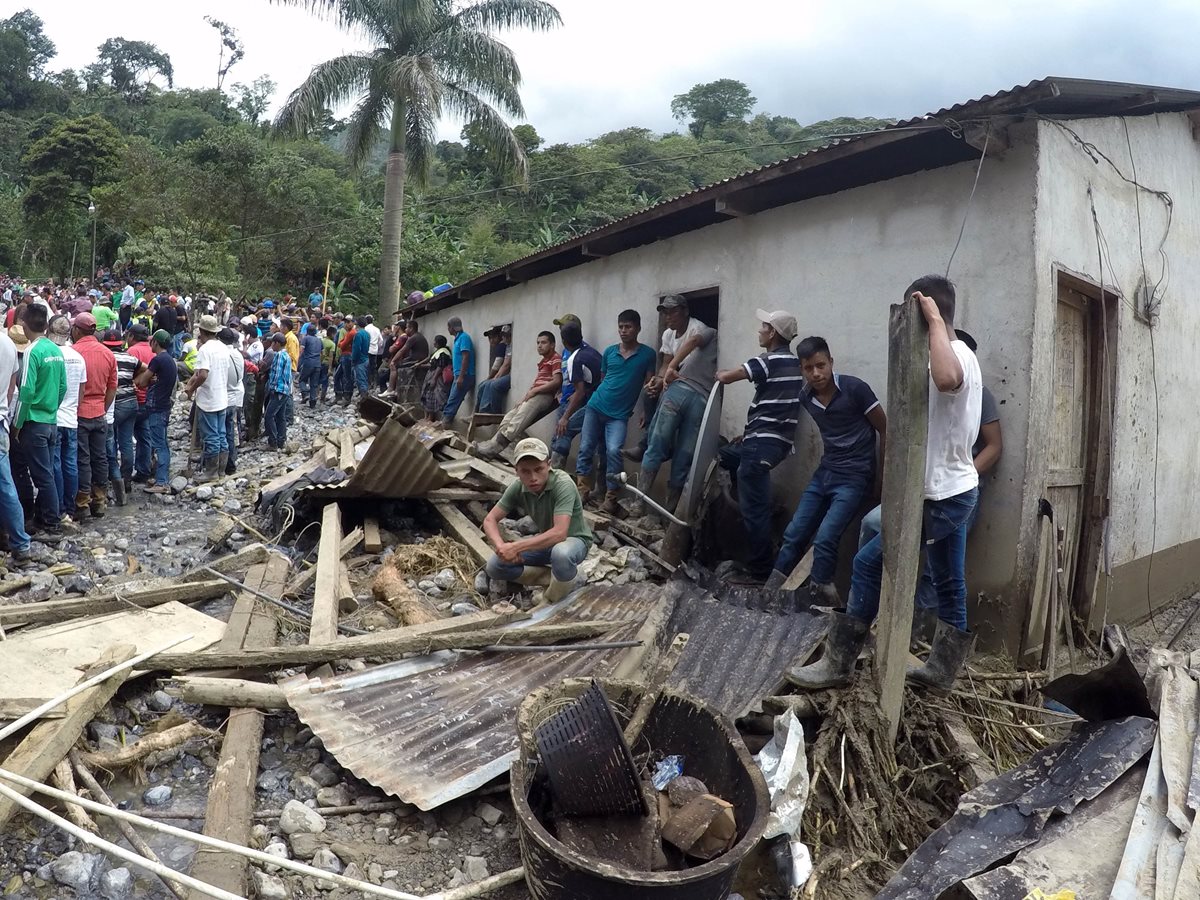 Pobladores colaboran en las tareas de búsqueda y rescate. (Foto Prensa Libre. Eduardo Sam)