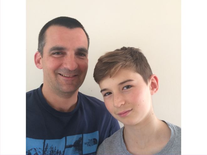 Nick Herbert (izda.), 45, creó una aplicación para comunicarse con su hijo Ben (dcha.), de 13 años. NICK HERBERT