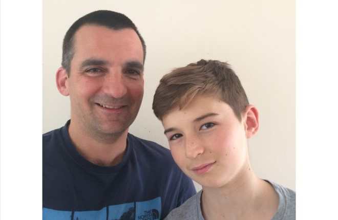 Nick Herbert (izda.), 45, creó una aplicación para comunicarse con su hijo Ben (dcha.), de 13 años. NICK HERBERT