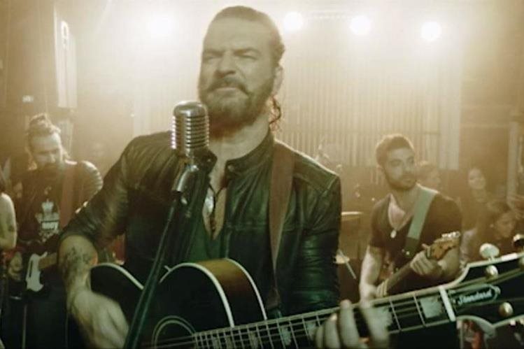 En una de las escenas del video de la canción "Ella", Ricardo Arjona, está acompañada de su guitarra y de una banda musical. (Foto Prensa Libre: Metamorfosis)