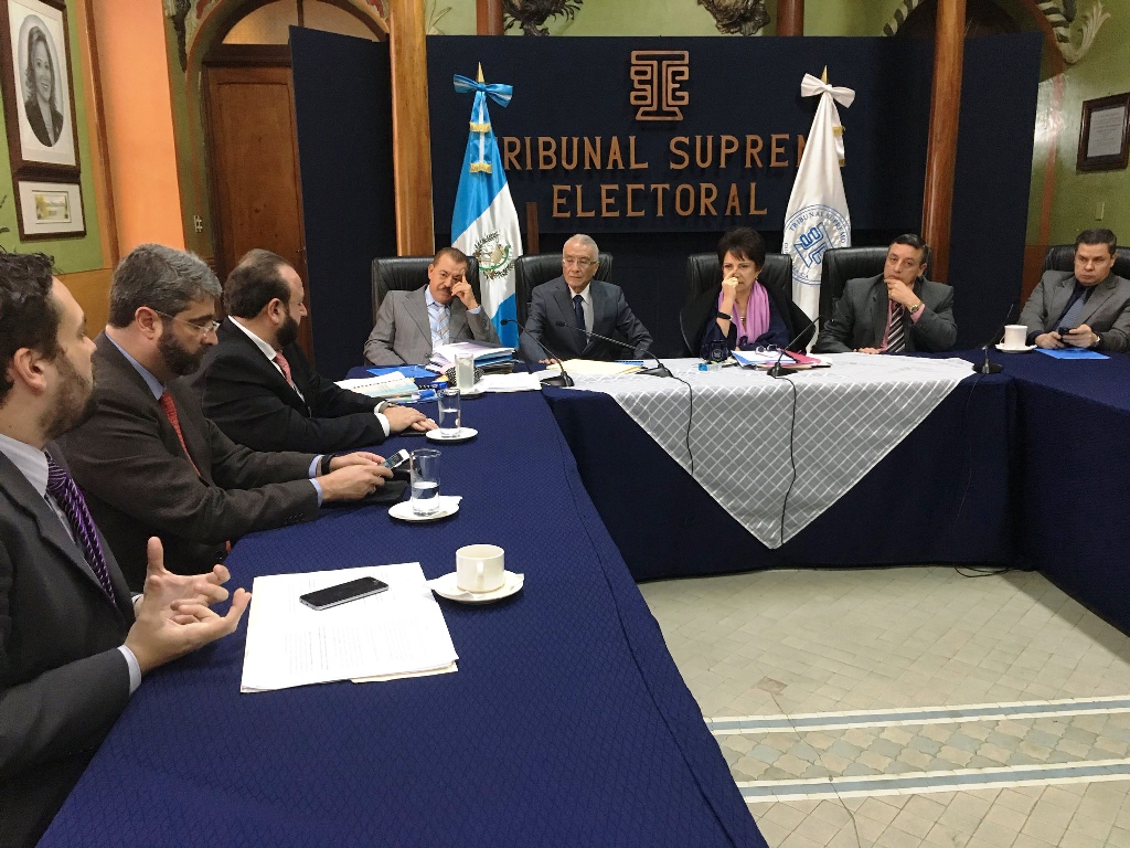 Empresarios entregan propuesta de reforma a la Ley Electoral y de Partidos Políticos a los magistrados del TSE. (Foto Prensa Libre: Guatemala Visible)