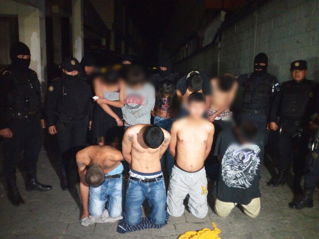 Los supuestos integrantes de la Mara 18 que aparentemente buscaban atentar contra un bus de Ciudad Qutzal. (Foto Prensa Libre: PNC)