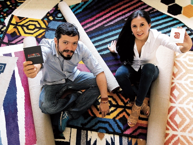 Juan Augusto López y Ana Sophia Reyes crearon la empresa de alfombras Achiote Emprendimiento.